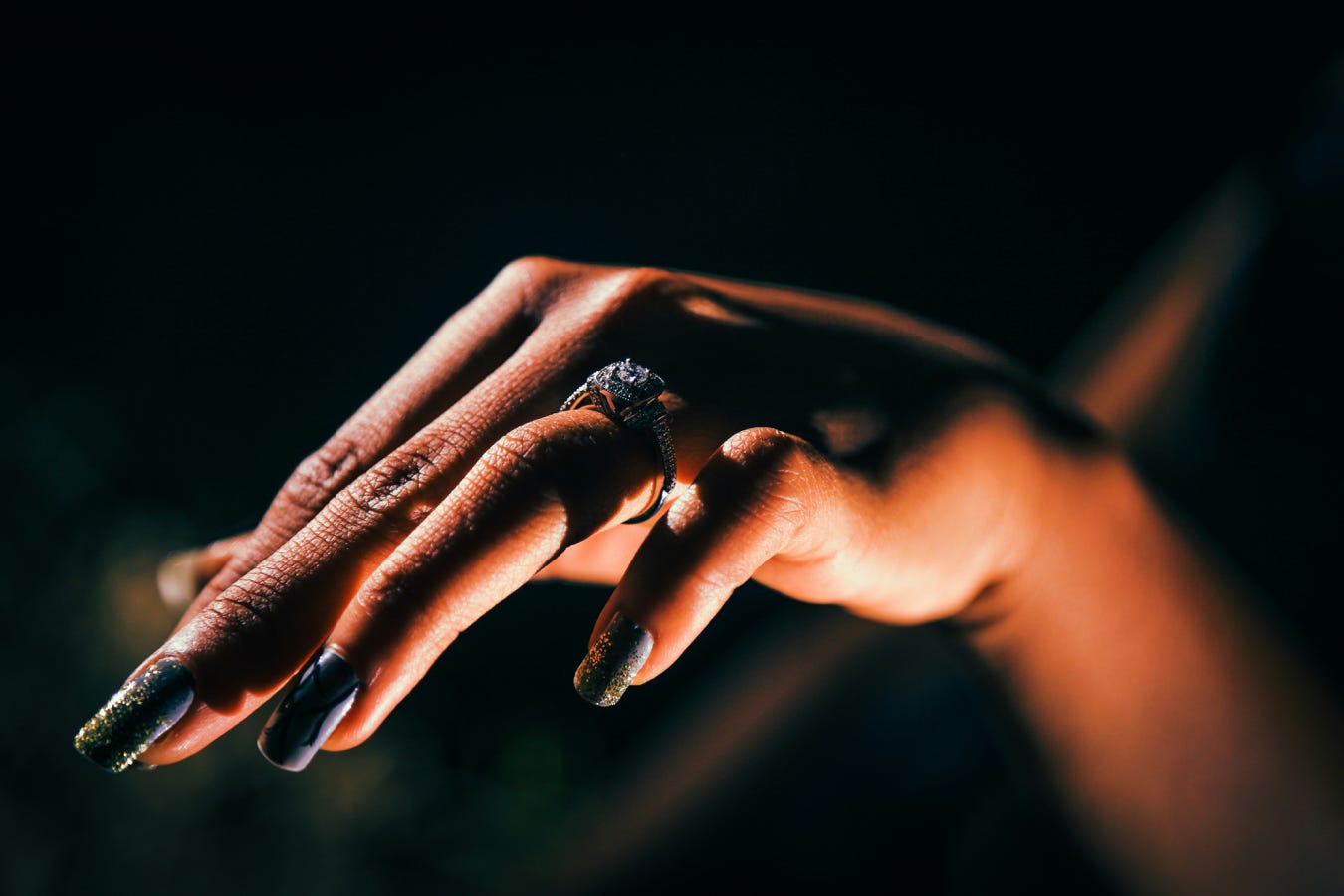 Massaggiatrice Delle Colture Che Esegue Un Massaggio Reiki